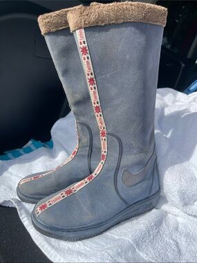 Copy of VINTAGE Nike Women's Navy Blue Faux-Fur Trim Winter Boots